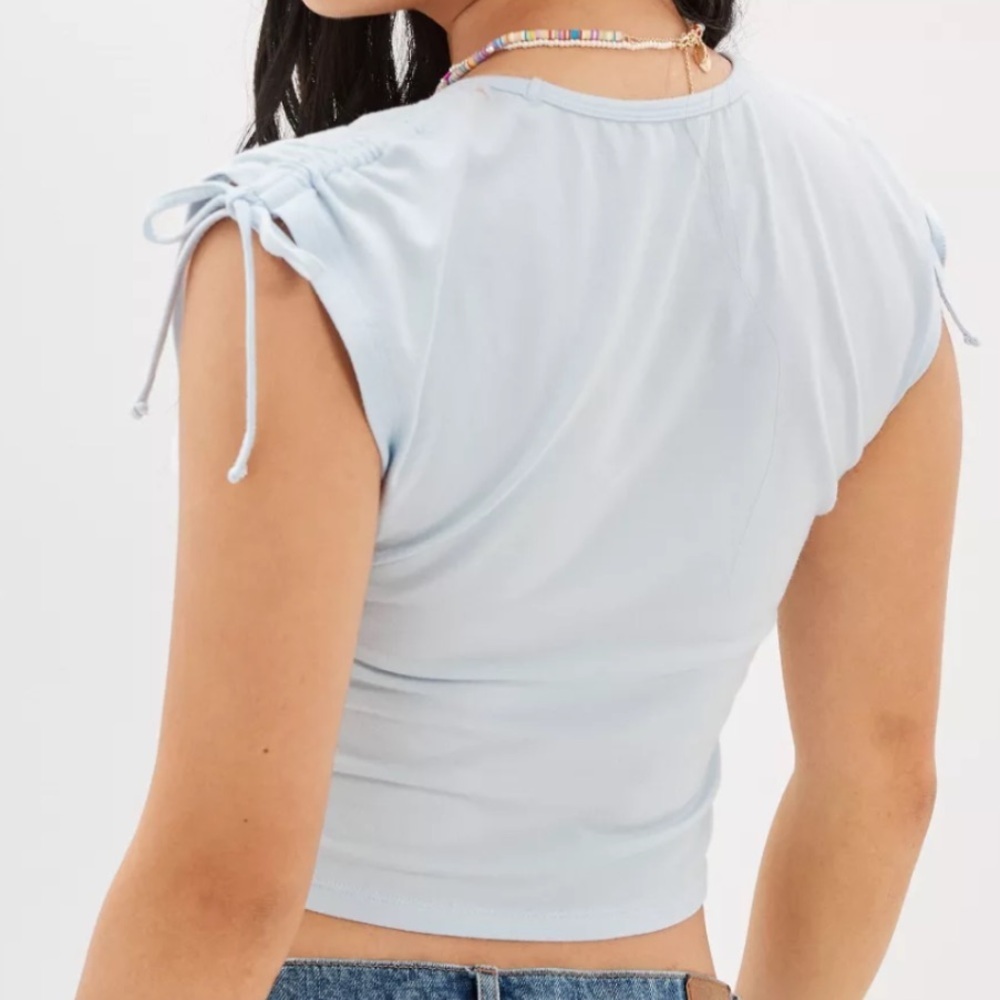 American Eagle Women S Light Blue Y2K Scoop Neck Cropped Cinch Shoulder Tee NWT - Picture 2 of 11